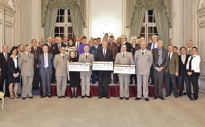 Remise de chèques dans les salons du gouverneur militaire de Paris