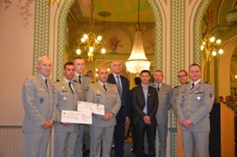 Remise de chèques après l’assemblée générale des 10 ans de Terre Fraternité le 4 mai 2015