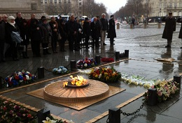 Cérémonie à l’Arc de Triomphe lors du séminaire des parents (31 janvier 2016)