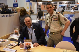 Les auteurs de l’ouvrage Le Soleil se lève sur nos blessures en dédicace au Salon du Livre de Paris (20 mars 2016)